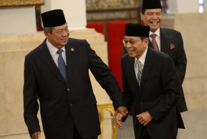 Presiden Susilo Bambang Yudhoyono (kiri) menggandeng Wapres Boediono (tengah) disaksikan pejabat baru Menko Perekonomian Chairul Tanjung (kanan) seusai pelantikan di Istana Negara, Jakarta, Senin (19/5). 