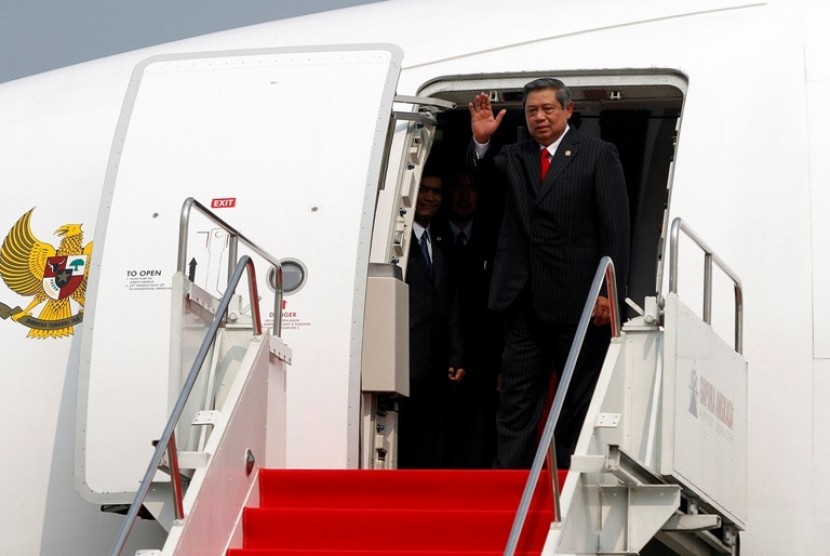 Presiden Susilo Bambang Yudhoyono melambaikan tangan sesaat sebelum memasuki pesawat kepresidenan di Bandara Halim Perdanakusuma, Jakarta Timur, Jumat (15/6). Kepala Negara beserta rombongan bertolak menuju benua Amerika Selatan untuk menghadiri KTT G20 ke