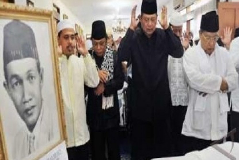 Presiden Susilo Bambang Yudhoyono melayat jenazah KH Idham Chalid di kediaman almarhum