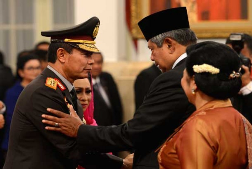 Presiden Susilo Bambang Yudhoyono memberikan ucapan selamat kepada pejabat baru Kapolri Komjen Pol Sutarman (kiri) seusai acara pelantikan di Istana Negara, Jakarta, Jumat (25/10). 