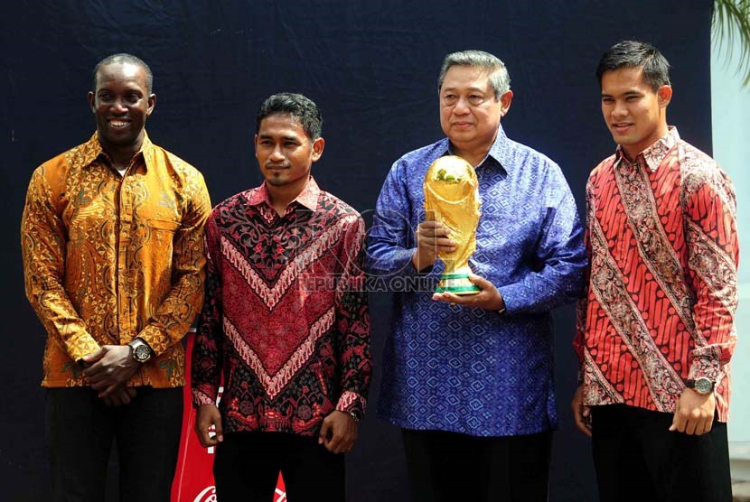  Presiden Susilo Bambang Yudhoyono memegang Trofi Piala Dunia, berfoto bersama FIFA Ambassador Dwight Yorke (kiri), Ramdani Lestaluhu (kedua kiri) serta Kiper AndritanyTrofi (kanan) di Lapangan Tengah Kompleks Istana Kepresidenan, Jakarta, Selasa (7/1).   