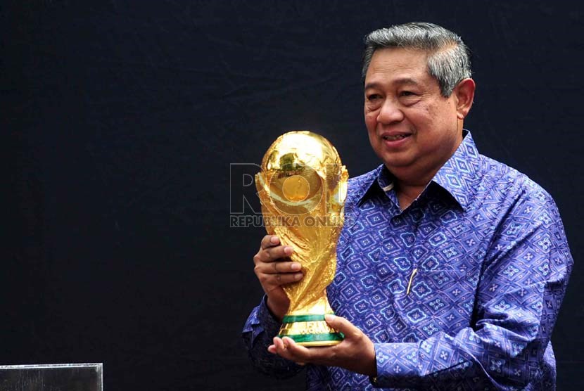  Presiden Susilo Bambang Yudhoyono memegang Trofi Piala Dunia saat menerima delegasi Asosiasi Federasi Sepakbola Internasional (FIFA) di Lapangan Tengah Kompleks Istana Kepresidenan, Jakarta, Selasa (7/1).   (Republika/Agung Supriyanto)