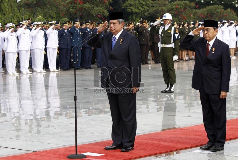  Presiden Susilo Bambang Yudhoyono memimpin upacara peringatan Hari Pahlawan 2012 di Taman Makam Pahlawan Kalibata, Jakarta, Sabtu (10/1). (Adhi Wicaksono)