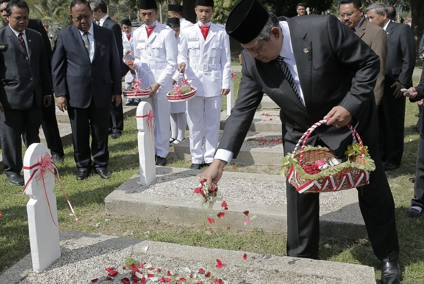 Presiden Susilo Bambang Yudhoyono menabur bunga di Taman Makam Pahlawan Seroja di Dili saat berkunjung ke Timor Leste, Senin (25/8). 