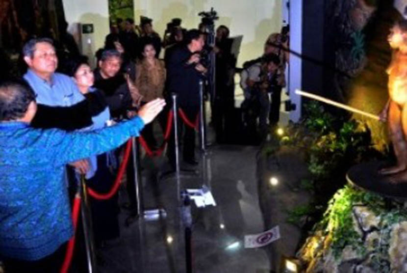 Presiden Susilo Bambang Yudhoyono mendengarkan penjelasan soal Museum Purbakala Sangiran, Sragen, Jawa Tengah, Kamis (16/2)