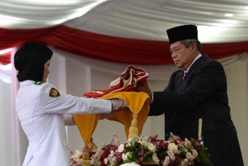 Presiden Susilo Bambang Yudhoyono menerima bendera pusaka saat upacara penurunan bendera peringatan HUT RI ke 69 di Istana Merdeka, Jakarta, Ahad (17/8). 