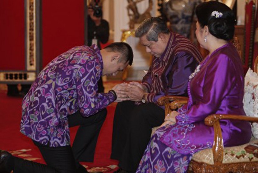 Presiden Susilo Bambang Yudhoyono menerima sungkem dari puteranya Edi Baskoro Yudhoyono pada acara sungkeman Hari Raya Idul Fitri 1 Syawal 1433 H di Istana Negara, Jakarta, Minggu (19/8).