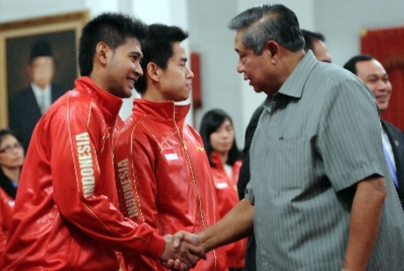 Presiden Susilo Bambang Yudhoyono menjabat tangan pebulutangkis Angga Pratama usai melepas kontingen Indonesia dalam Piala Thomas dan Uber 2014 di Istana Negara, Jakarta, Selasa (13/5).