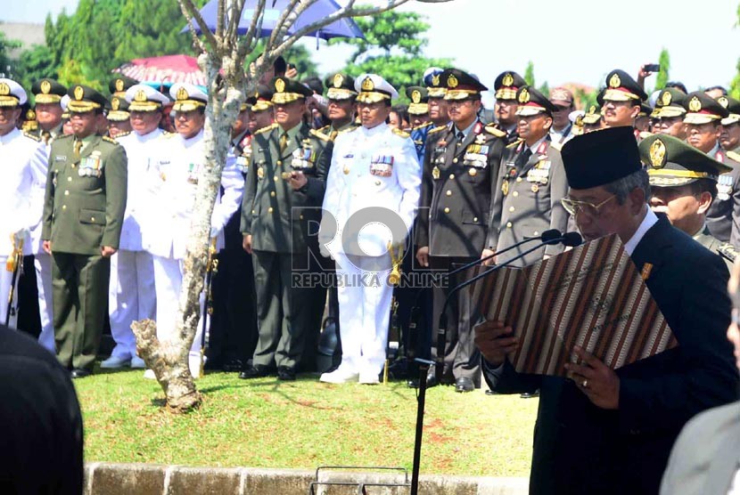  Presiden Susilo Bambang Yudhoyono menjadi inspektur upacara pemakaman Almarhum Ketua MPR Taufiq Kiemas di Taman Makam Pahlawan, Jakarta, Ahad (9/6). (Republika/Agung Supriyanto)
