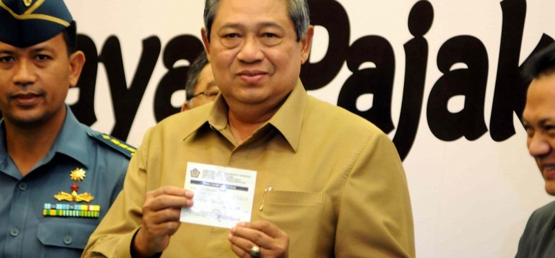 Presiden Susilo Bambang Yudhoyono menunjukan tanda penyerahan Surat Pemberitahunan Tahunan (SPT) PPh wajib pajak orang pribadi Tahun Pajak 2012 di Kementerian Keuangan, Jakarta, Senin (19/3). (Republika/Wihdan Hidayat)