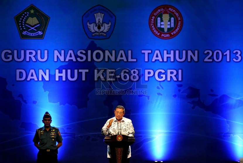 Presiden Susilo Bambang Yudhoyono menyampaikan pidato pada acara Hari Guru Nasional Tahun 2013 dan HUT ke-68 Persatuan Guru Republik Indonesia (PGRI) di Istora Senayan, Jakarta, Rabu (27/11). (Republika/Prayogi)