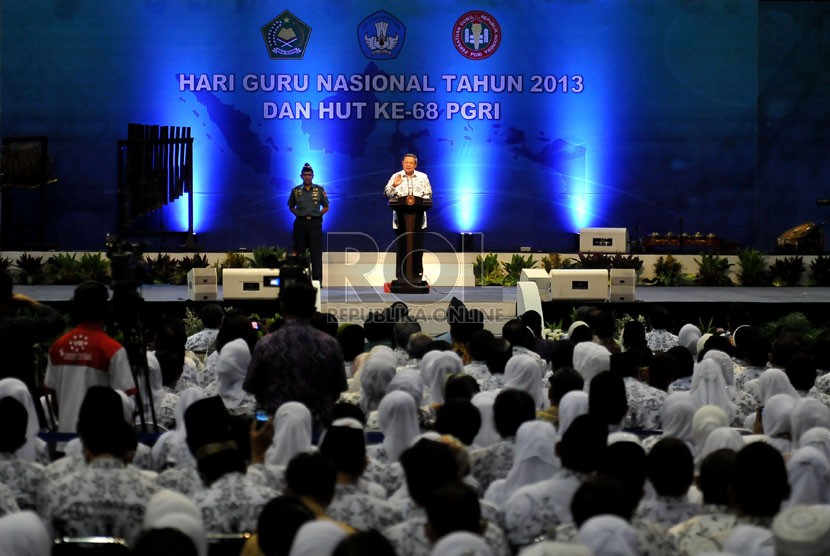 Presiden Susilo Bambang Yudhoyono menyampaikan pidato pada acara Hari Guru Nasional Tahun 2013 dan HUT ke-68 Persatuan Guru Republik Indonesia (PGRI) di Istora Senayan, Jakarta, Rabu (27/11). (Republika/Prayogi)