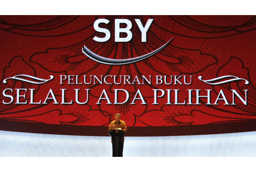 Presiden Susilo Bambang Yudhoyono menyampaikan pidato saat peluncuran buku karyanya di JCC Senayan, Jakarta, Jumat (17/1). 