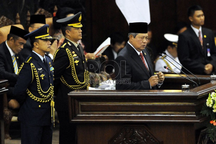 Presiden Susilo Bambang Yudhoyono menyampaikan Rancangan APBN 2015 dalam sidang paripurna di Ruang Rapat Paripurna I, Gedung Nusantara, Kompleks Parlemen, Jakarta, Jumat (15/8). (Republika/Aditya Pradana Putra)