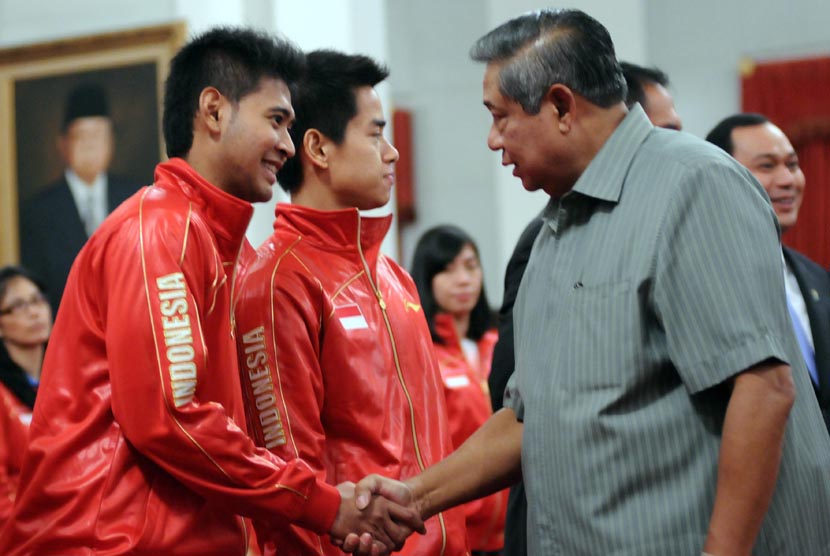 Presiden Susilo Bambang Yudhoyono menyapa pebulutangkis Simon Santoso usai melepas kontingen Indonesia dalam Piala Thomas dan Uber 2014 di Istana Negara, Jakarta, Selasa (13/5)