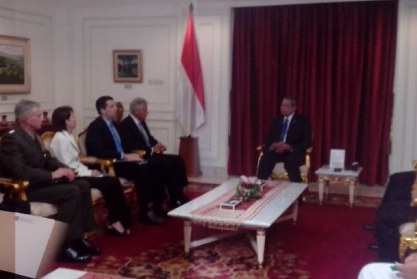 Presiden Susilo Bambang Yudhoyono saat menerima kunjungan Menteri Pertahanan AS, Chuck Hagel, di Kantor Presiden, Jakarta, Senin (26/8).