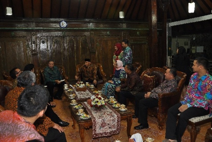 Presiden Susilo Bambang Yudhoyono (SBY) bersama istri dan rombongan mendatangi kediaman Amien Rais di Yogyakarta, Kamis malam (17/10)