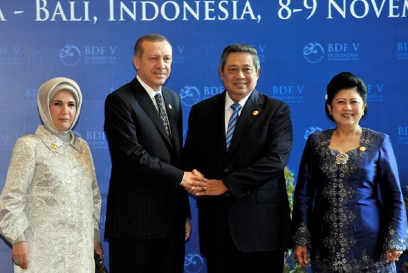 Presiden Susilo Bambang Yudhoyono (SBY) bersama istri saat menerima PM Turki Recep Tayyip Erdogan dan istri di Bali Demoracy Forum, Bali.