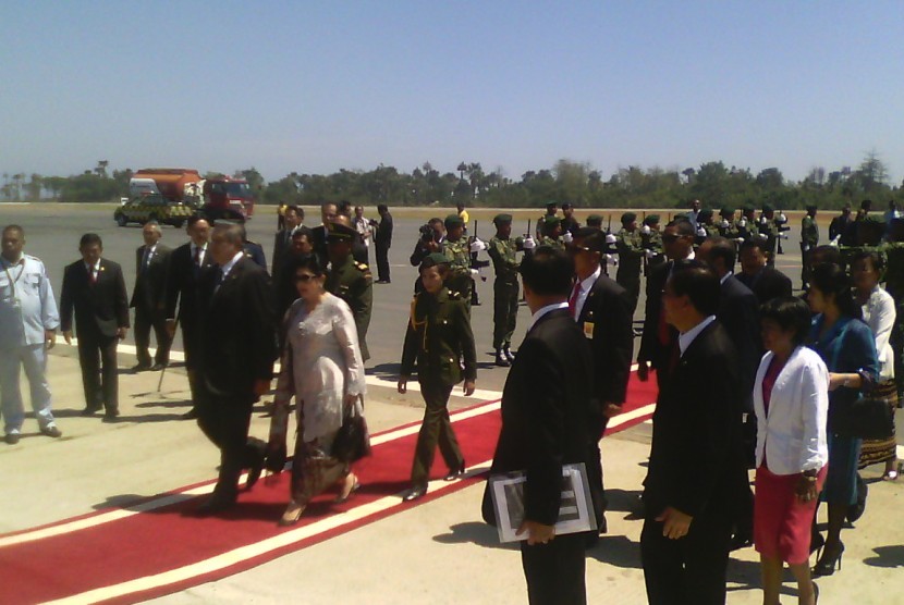 Presiden Susilo Bambang Yudhoyono (SBY) dan rombongan tiba di Dili, Timor leste, Senin (25/8)