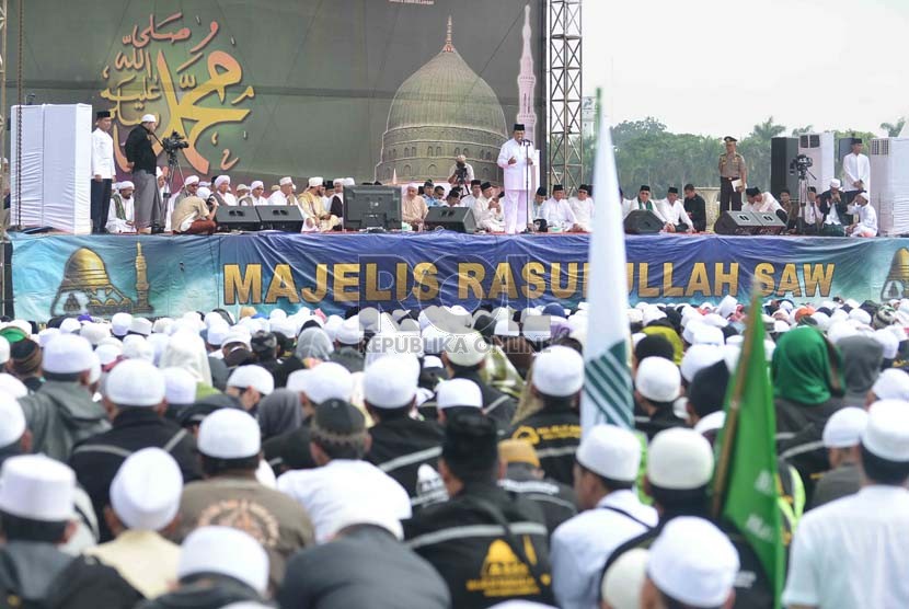  Presiden Susilo Bambang Yudhoyono (SBY) memberikan sambutan dalam acara Maulid Nabi Muhammad SAW bersama Majelis Rasululah SAW di Silang Monas, Jakarta Pusat, Selasa (14/1). (Republika/Agung Supriyanto) 