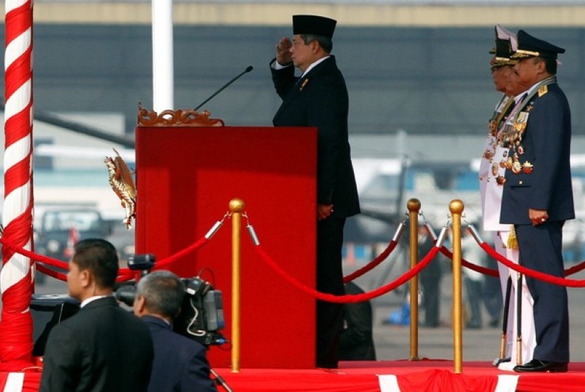 Presiden Susilo Bambang Yudhoyono sebagai inspektur upacara HUT TNI ke 67 di Bandara Halim Perdanakusumah, Jakarta, Jumat (5/10).