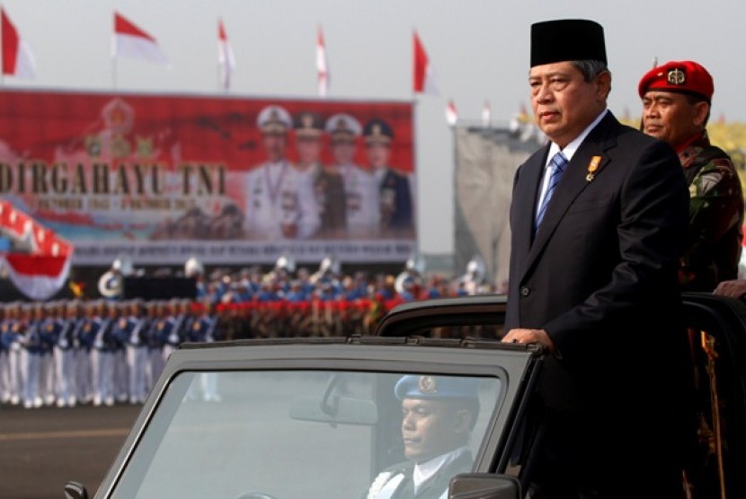 Presiden Susilo Bambang Yudhoyono selaku inspektur upacara HUT TNI ke 67 di Bandara Halim Perdanakusumah, Jakarta, Jumat (5/10).