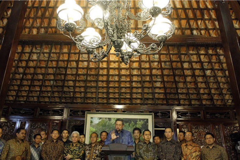 Presiden Susilo Bambang Yudhoyono selaku Ketua Sekretariat Gabungan (Setgab) Partai Koalisi (tengah) bersama Wapres Boediono dan para pimpinan anggota koalisi memberikan keterangan pers seusai menggelar pertemuan tertutup di kediaman pribadi Puri Cikeas, K