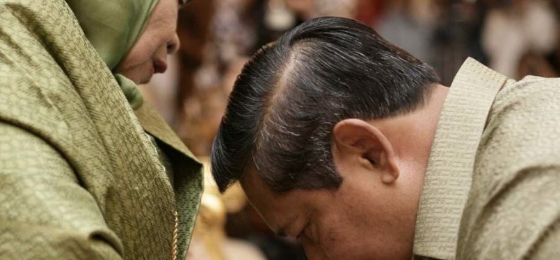 Presiden Susilo Bambang Yudhoyono sungkem pada ibundanya, Ny. Siti Habibah Soekotjo, di Istana Negara./ilustrasi