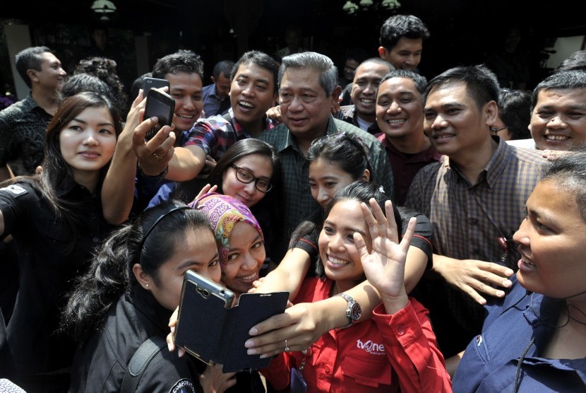 Presiden Susilo Bambang Yudhoyono (tengah atas) berfoto selfie dengan para jurnalis seusai konferensi pers di kediaman presiden di Puri Cikeas, Bogor, Jabar, Kamis (31/7). 