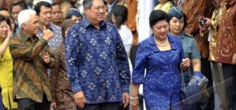 Presiden Susilo Bambang Yudhoyono (tengah) berjalan di antara delegasi kementerian pertahanan negara ASEAN saat pembukaan ASEAN Fair 2011 di Nusa Dua, Bali, Senin (24/10). 