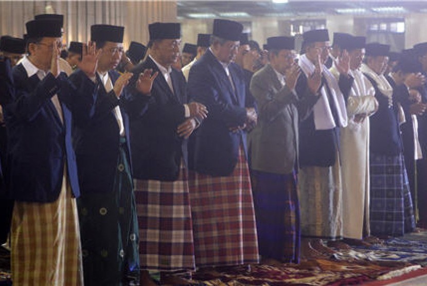 Presiden Susilo Bambang Yudhoyono (tengah) dan Wakil Presiden Boediono menunaikan shalat ied di Masjid Istiqlal Jakarta (ilustrasi) 