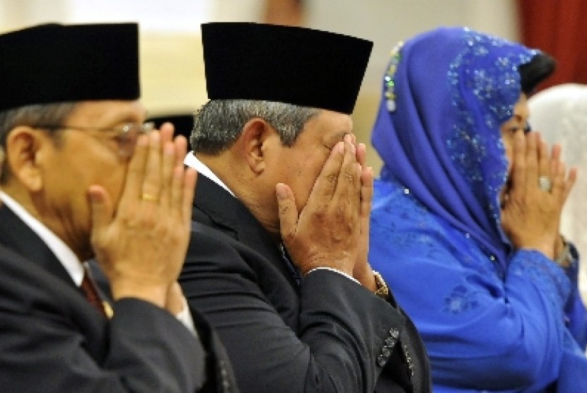 Presiden Susilo Bambang Yudhoyono (tengah) didampingi Ibu Ani Yudhoyono (kanan) dan Wapres Boediono 