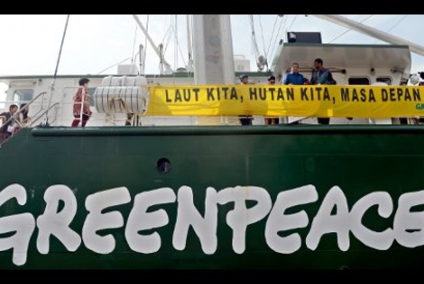 Presiden Susilo Bambang Yudhoyono (tengah) didampingi Ibu Negara Ani Yudhoyono (kiri) mendapat penjelasan dari Direktur Eksekutif Greenpeace Internasional Kumi Naido (kanan) saat meninjau kapal Rainbow Warrior di pelabuhan Tanjung Priok, Jakarta, Jumat (7/