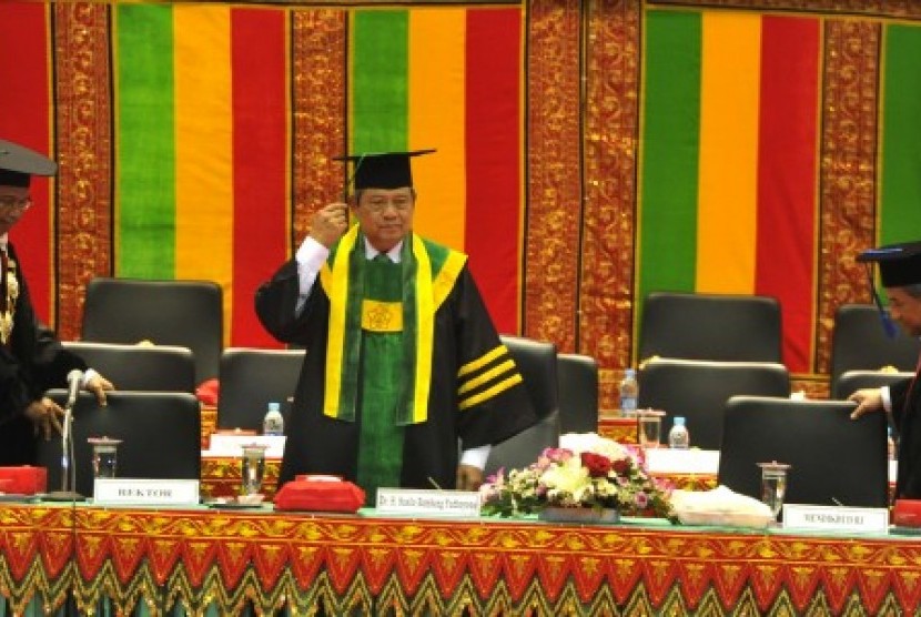 Presiden Susilo Bambang Yudhoyono (tengah) didampingi Mendikbud M Nuh (kanan) dan Rektor Universitas Syiah Kuala Samsul Rizal (kiri) menghadiri rapat senat terbuka di Universitas Syiah Kuala, Banda Aceh, NAD, Kamis (19/9). Presiden dianugerahi gelar Doctor