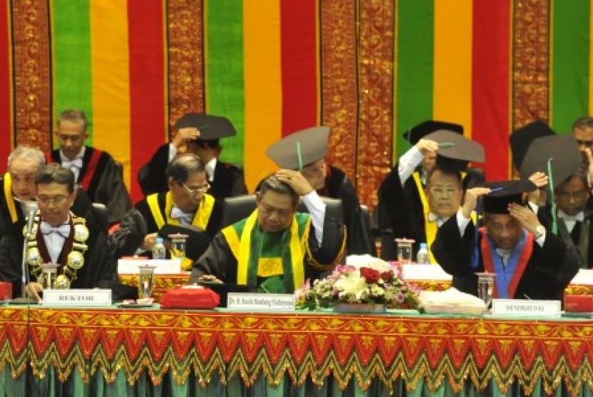 Presiden Susilo Bambang Yudhoyono (tengah) didampingi Mendikbud M Nuh (kedua kanan) dan Rektor Universitas Syiah Kuala Samsul Rizal (kedua kiri) menghadiri rapat senat terbuka di Universitas Syiah Kuala, Banda Aceh, NAD, Kamis (19/9).