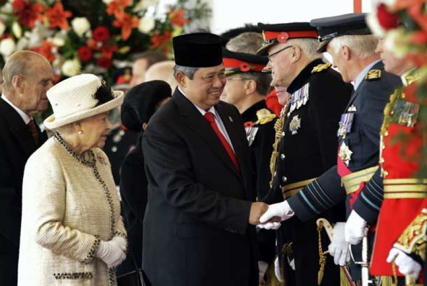 Presiden Susilo Bambang Yudhoyono (tengah) didampingi Ratu Inggris Elizabeth II berjabat tangan dengan Kepala Angkatan Bersenjata Inggris saat upacara penyambutan dengan Parade Pasukan Berkuda di London, Inggris, Rabu (31/10). 