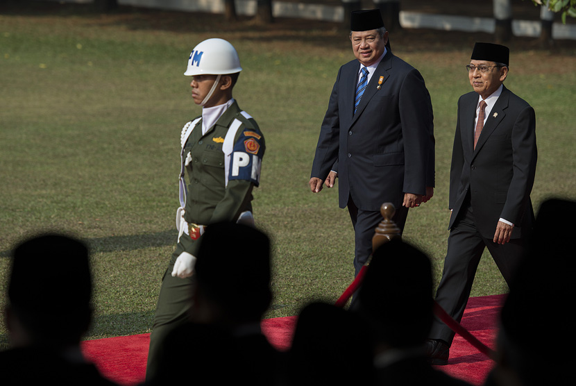 Presiden Susilo Bambang Yudhoyono (tengah) didampingi Wakil Presiden Boediono (kanan) tiba di lapangan upacara Peringatan Hari Kesaktian Pancasila di Monumen Pancasila Sakti, Lubang Buaya, Jakarta Timur, Rabu (1/10)(Antara/Widodo S.Jusuf)