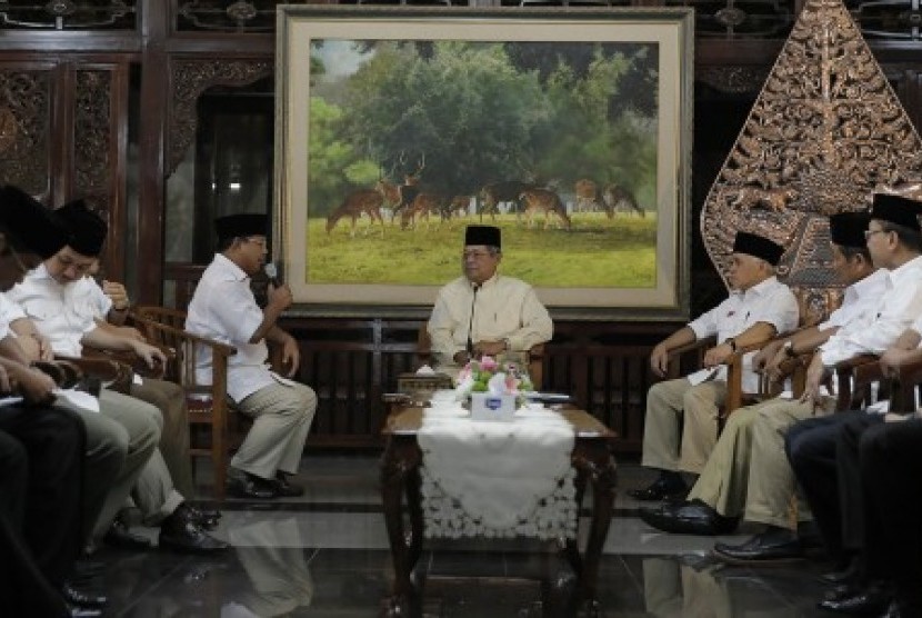   Presiden Susilo Bambang Yudhoyono (tengah) menerima capres cawapres nomor urut satu Prabowo Subianto (tengah kiri) dan Hatta Rajasa (tengah kanan) di Pendopo Puri Cikeas Indah, Bogor, Jumat (4/7).