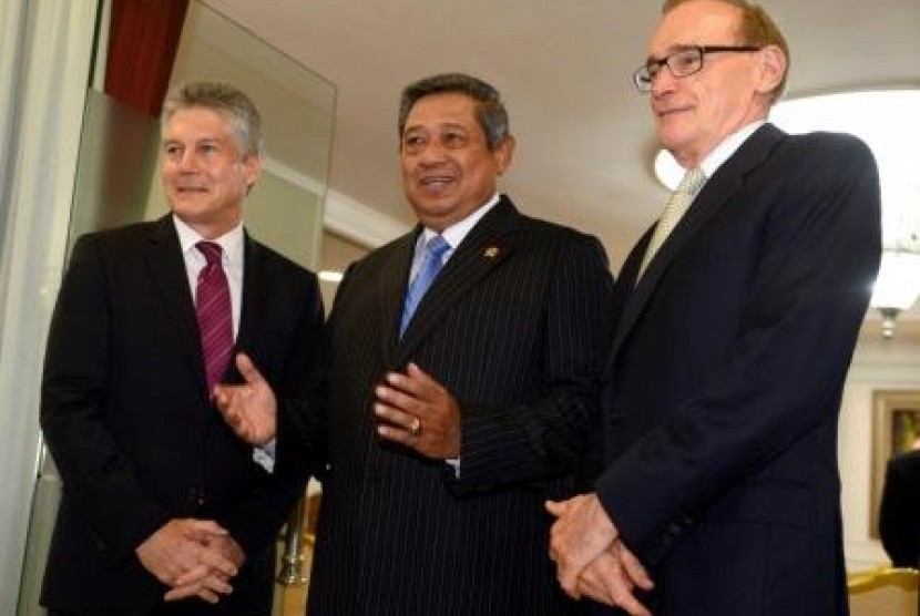 Presiden Susilo Bambang Yudhoyono (tengah) menerima Menteri Luar Negeri Australia Bob Carr (kanan) dan Menteri Pertahanan Australia Stephen Smith (kiri) di kantor Presiden, Jakarta, Rabu (3/4)