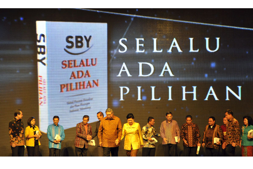 Presiden Susilo Bambang Yudhoyono (tengah) menggandeng tangan Ibu Ani Yudhoyono seusai membagikan buku karyanya saat peluncuran di JCC Senayan, Jakarta, Jumat (17/1).