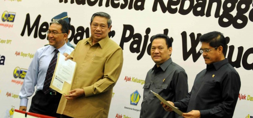 Presiden Susilo Bambang Yudhoyono (tengah) menunjukan tanda penyerahan Surat Pemberitahunan Tahunan (SPT) PPh wajib pajak orang pribadi Tahun Pajak 2012. (Republika/Wihdan Hidayat)