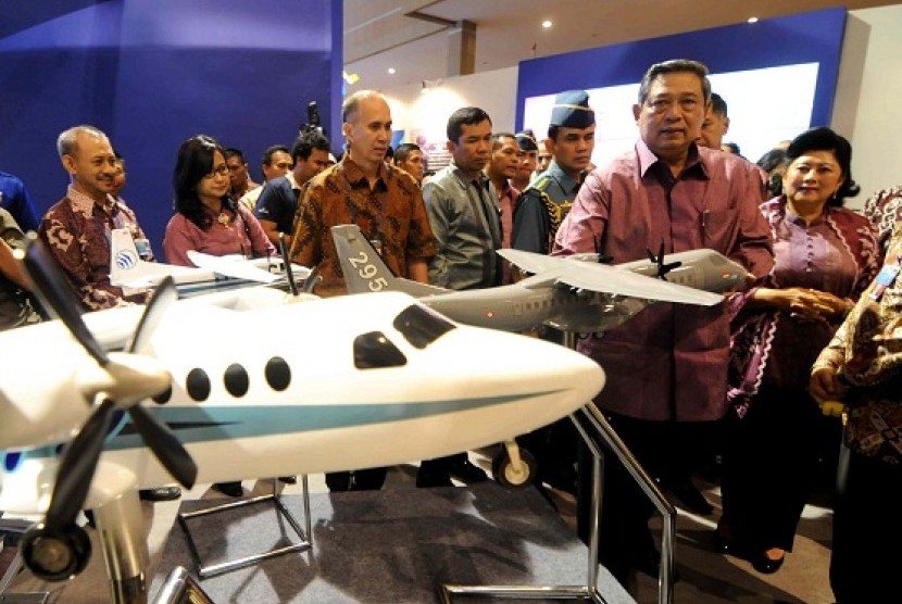 Presiden Susilo Bambang Yudhoyono (third from right) takes a tour in Trade Expo Indonesia on Wednesday. During the tour he inspects CN 295 airplane made by PT Dirgantara Indonesia.  