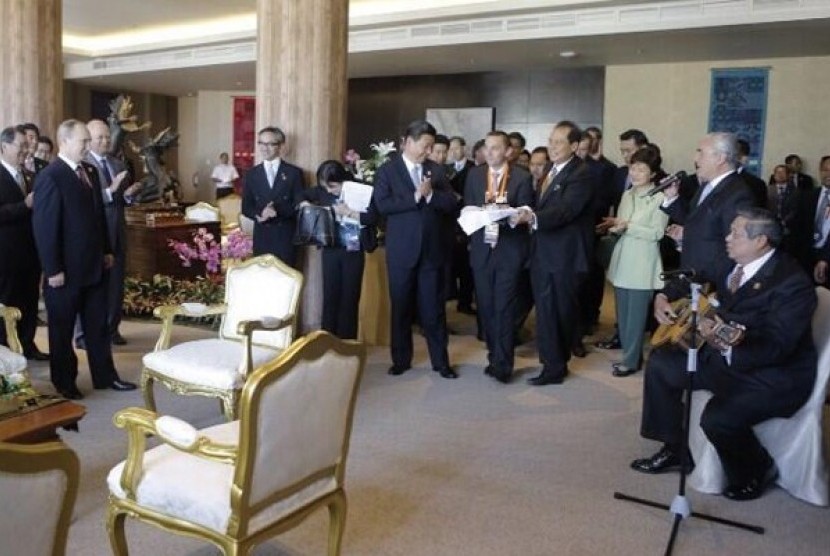 Presiden Susilo Yudhoyono memberikan kejutan kepada Presiden Rusia Vladimir Putin yang sedang berulang tahun sebelum retreat para pemimpin APEC di Bali, Senin( 7/10). 