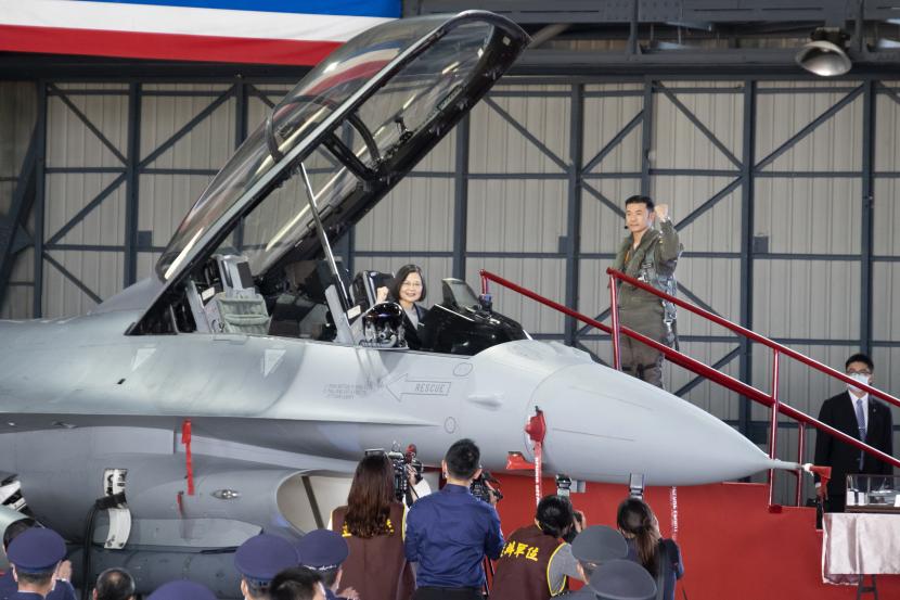 Presiden Taiwan Tsai Ing-wen berpose untuk foto dari kokpit selama upacara penerimaan 64 jet tempur F-16V yang ditingkatkan di pangkalan Angkatan Udara di Chiayi di barat daya Taiwan Kamis, 18 November 2021.