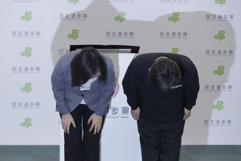  Presiden Taiwan Tsai Ing-wen (kiri) membungkuk setelah dia mengumumkan pengunduran dirinya sebagai ketua partai Democratic Progressive Party di Taipei, Taiwan, Sabtu, 26 November 2022.