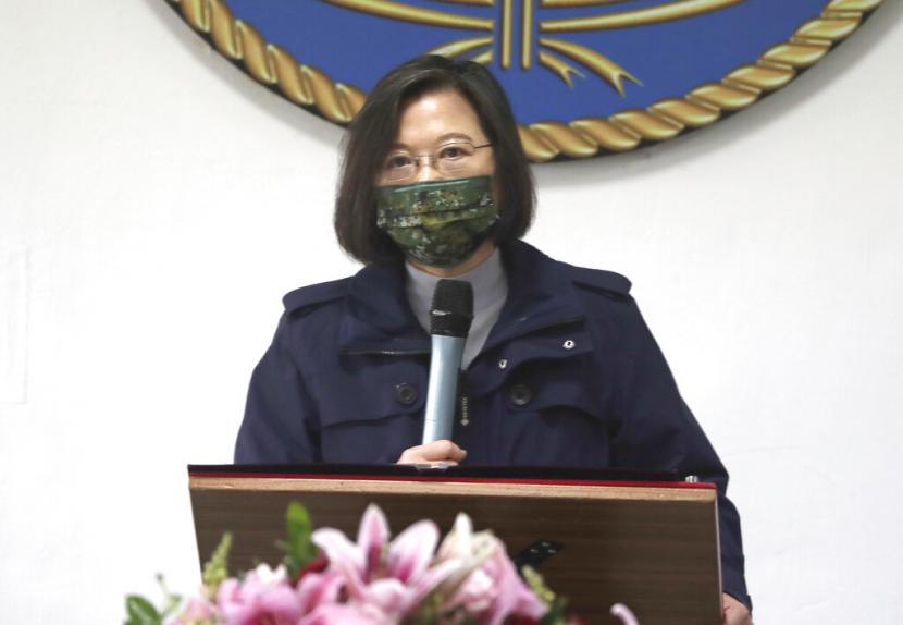 Presiden Taiwan Tsai Ing-wen menyampaikan pidato saat berkunjung ke pangkalan angkatan laut Penghu Magong di Pulau Penghu, Taiwan, Jumat, 30 Desember 2022.