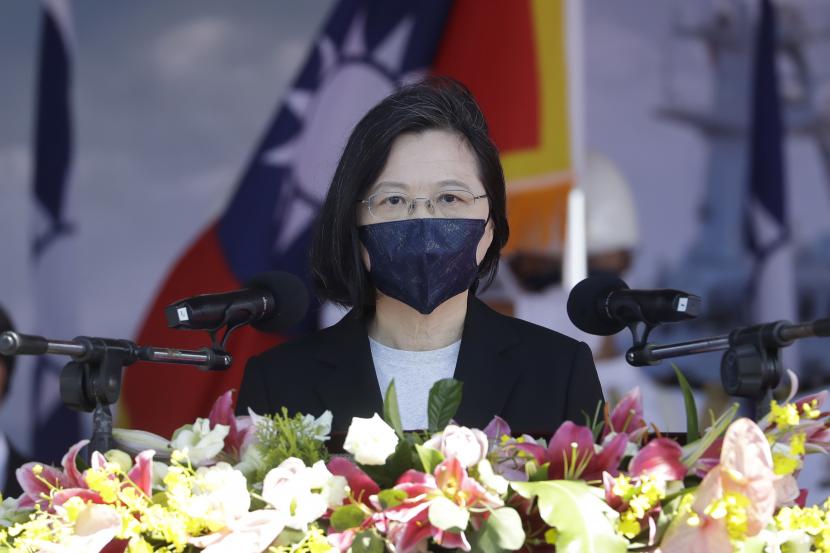 Presiden Taiwan Tsai Ing-wen menyampaikan pidato utama selama upacara peresmian kapal perang Ta Jiang buatan dalam negeri di pangkalan angkatan laut Suao di kabupaten Yilan, Taiwan, Kamis, 9 September 2021.