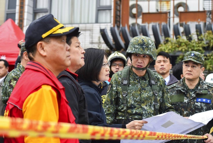 Presiden Taiwan Tsai Ing-wen (tengah) mengunjungi lokasi gempa di Hualien di selatan Taiwan, Rabu (7/2).