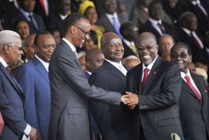 Presiden Tanzania baru John Magufuli, kanan tengah, menerima ucapan selamat dari Presiden Rwanda Paul Kagame, kiri tengah saat upacara pelantikan. 