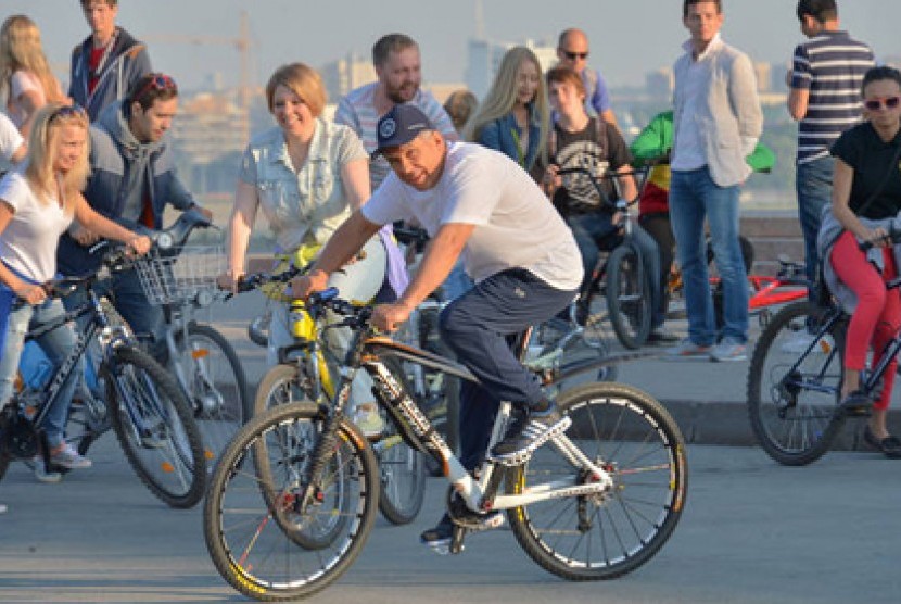 Presiden Tatarstan bersepeda